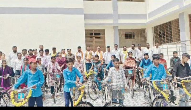 कुंदनपुर के विद्यार्थियों को मिली शिक्षा की नई उड़ान साइकिल पाकर खिल उठे चेहरे मध्यप्रदेश सरकार की नि: